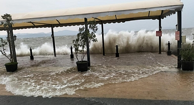 FIRTINANIN OLUŞTURDUĞU DALGALAR KÖYCEĞİZ GÖLÜNÜ TAŞIRDI