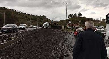 GÜBRE YÜKLÜ KAMYON DEVRİLDİ, KARAYOLUNDA ARAÇ KUYRUĞU OLUŞTU