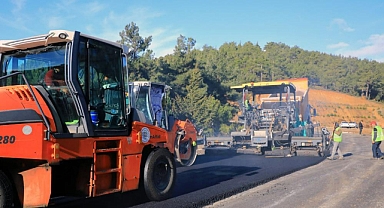 KAVAKLIDERE’DE YOL ÇALIŞMALARI TAMAMLANIYOR