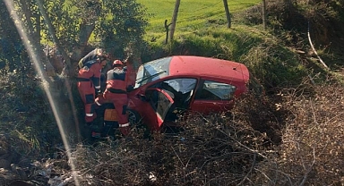 KONTROLDEN ÇIKAN OTOMOBİL TARLAYA UÇTU: 1 ÖLÜ