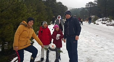 KÖYCEĞİZ’İN DAĞLARINDA KAR, SAHİLİNDE YAZ KEYFİ YAŞANIYOR