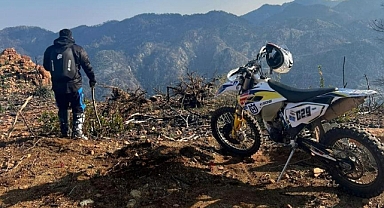 MARMARİS’İN ZİRVELERİNE MOTOSİKLETLERİ İLE ÇIKIP FİDAN DİKTİLER