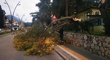 MARMARİS'TE FIRTINA VE SAĞANAK YAĞIŞ ETKİLİ OLDU