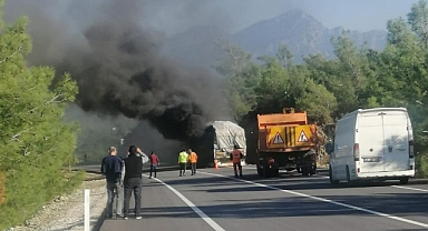 MARMARİS’TE SEYİR HALİNDEKİ TOMRUK YÜKLÜ TIR ALEV ALDI