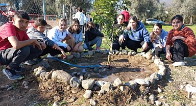 OKUL BAHÇESİNİ MEYVE AĞAÇLARI İLE DONATTILAR