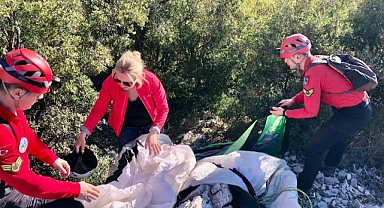 PARAŞÜTLE ACİL İNİŞ YAPAN TURİSTİ JAK EKİPLERİ KURTARDI