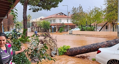 SAĞANAK YAĞIŞ SONRASI YOLLAR ÇAMURLA KAPLANDI