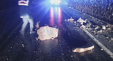 SAĞANAK YAĞIŞLARIN ETKİSİ İLE YOLA KAYA PARÇALARI DÜŞTÜ