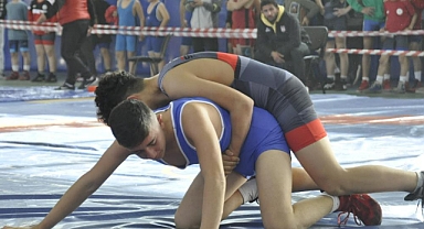 SERBEST GÜREŞ 1. AKDENİZ KUPASI NEFESLERİ KESTİ