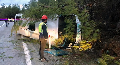 SERVİS ARACI KAZA YAPTI: 7 YARALI