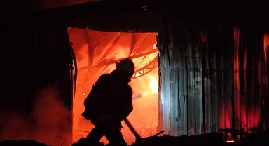 SEYDİKEMER’DE MOBİLYA ATÖLYESİ ALEVLERE TESLİM OLDU