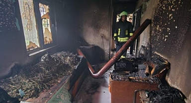 SOBADAN ÇIKAN YANGINDA EV KULLANILAMAZ HALE GELDİ