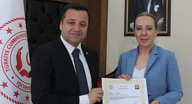 VALİ ORHAN TAVLI'DAN AİLE VE SOSYAL HİZMETLER PERSONELLERİNE BAŞARI BELGESİ