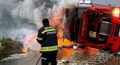 YANAN TIR OTOMOBİLİN ÜZERİNE DEVRİLDİ 3 KİŞİ ÖLÜMDEN DÖNDÜ