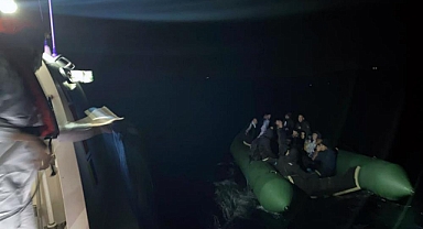 YUNANLILARIN ÖLÜME İTTİĞİ 33 DÜZENSİZ GÖÇMEN KURTARILDI