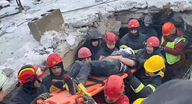 38 YAŞINDAKİ KADIN ENKAZDAN SAĞ ÇIKARILDI