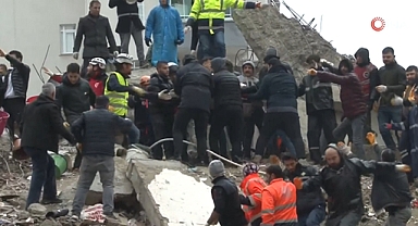 ADANA’DA YIKILAN 14 KATLI BİNADAN 4 KİŞİ ÇIKARTILDI