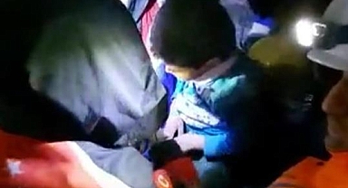 ADIYAMAN’DA MADEN İŞÇİLERİ MİNİK AHMET’İ ENKAZ ALTINDAN BÖYLE ÇIKARDI