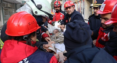 AĞIR HASARLI BİNADA MAHSUR KALAN OBEZİTE HASTASI KURTARILDI