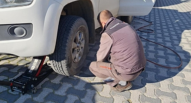 ARAÇLARIN LASTİKLERİNİ KESEN ŞAHIS, GÜVENLİK KAMERASINA YAKALANDI