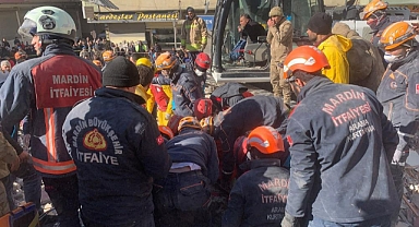 BABA VE OĞLU 56 SAAT SONRA ENKAZDAN SAĞ ÇIKARILDI