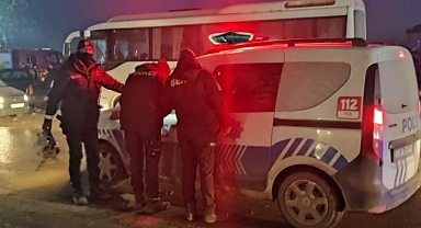 BEKÇİLER ENKAZDA ÇIKAN ZİYNET EŞYALARINI KARAKOLA TESLİM ETTİ