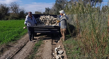BELEDİYE’DEN ÜMİTLERİNİ KESEN KÖYLÜLER KENDİ YOLLARINI KENDİLERİ YAPMAYA BAŞLADI