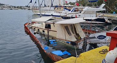 BODRUM LİMANI'NDA BAĞLI TUR TEKNESİ BATTI