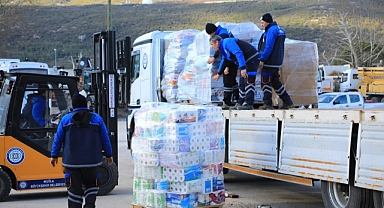 BÜYÜKŞEHİR BELEDİYESİNİN YARDIM TIRLARI YOLA ÇIKTI
