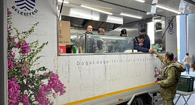 DEPREM BÖLGESİNDE SICAK YEMEK