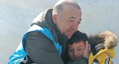 DEPREM BÖLGESİNDE TANIŞTIĞI MİNİK ARDA İLE VEDALAŞMA DUYGULANDIRDI