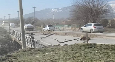 DEPREM YOLLARDA BÜYÜK HASAR OLUŞTURDU