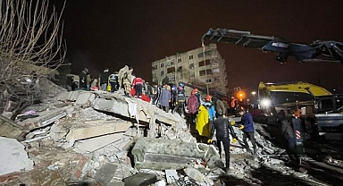 DEPREMDE HAYATINI KAYBEDENLERİN SAYISI 2 BİN 921'E YÜKSELDİ