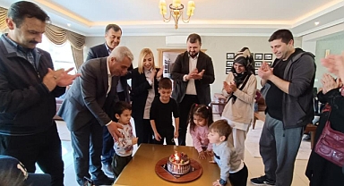 DEPREMZEDE BUĞRA’YA MİLLETVEKİLİ GÖKCAN’DAN SÜRPRİZ DOĞUM GÜNÜ PASTASI