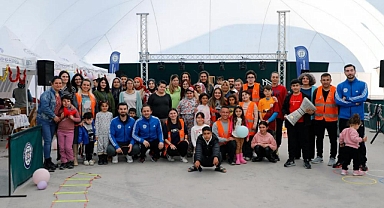 DEPREMZEDE ÇOCUKLAR MOBİL ETKİNLİK ÇADIRI İLE MORAL BULUYOR