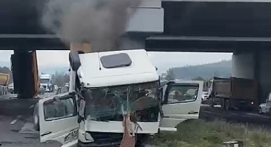 DORSE KÖPRÜYE ÇARPTI; 2 YARALI