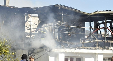 ELEKTRİK TELLERİNDEN ÇIKAN YANGINDA EV KULLANILAMAZ HALE GELDİ