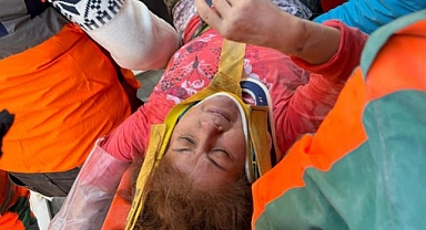 ENKAZIN ALTINDA KALAN KADIN 60'INCI SAATTE KURTARILDI