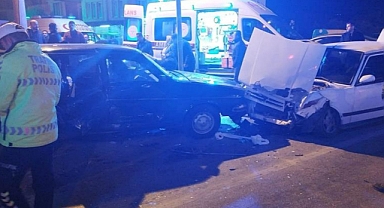 FETHİYE’DE İKİ OTOMOBİLİN ÇARPIŞTIĞI KAZADA 10 KİŞİ YARALANDI