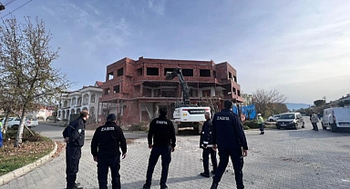 FETHİYE’DE KAÇAK YAPILARA YIKIM UYGULANIYOR