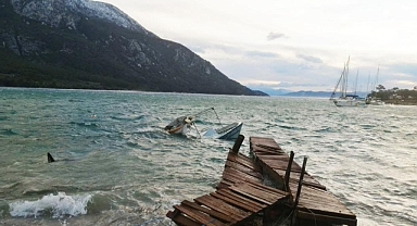 FIRTINA TEKNELERİ BATIRDI, İSKELELERİ SÖKTÜ