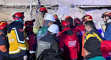HAKKARİ EKİBİ BABA VE KIZINI SAĞ KURTARDI