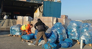 İHTİYAÇ MALZEMELERİ DENİZ YOLUYLA GÖNDERİLİYOR