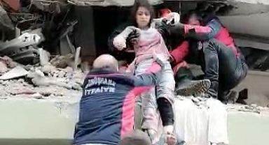 İKİ KARDEŞ DEPREMDEN 36 SAAT SONRA SAĞ KURTARILDI