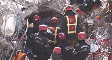 KAHRAMANMARAŞ SEÇKİNLER APARTMANI ÖNÜNDE UMUTLU BEKLEYİŞ