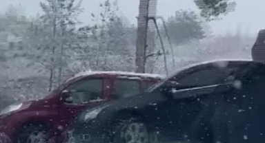 KAR SONRASI KAZA ANLARI VATANDAŞ KAMERASINA YANSIDI