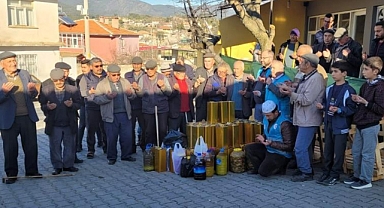 KENDİ ÜRETTİKLERİ ZEYTİNYAĞLARINI DEPREMZEDELERE GÖNDERDİLER