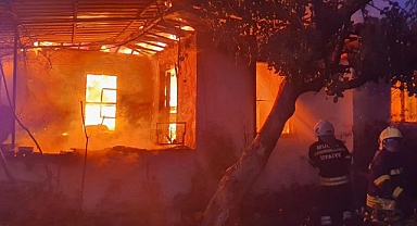 KÖYCEĞİZ’DE AHŞAP EV TAMAMEN YANDI