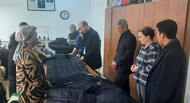 KÖYCEĞİZ’DE DEPREMZEDELER İÇİN UYKU TULUMU, MASA VE TABURE ÜRETİLİYOR