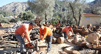 MARMARİS’TEN DEPREM BÖLGESİNE YAKACAK DESTEĞİ SÜRÜYOR